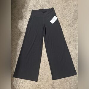 Women’s M Petite Black Athleta Elation Wide Leg Pants